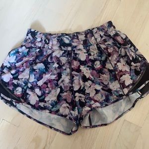 lululemon size 6 hotty hot low rise short 4”